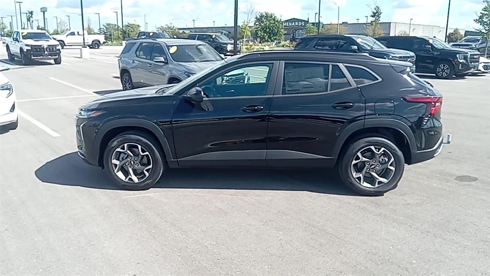 2025 Chevrolet Trax LT photo 4