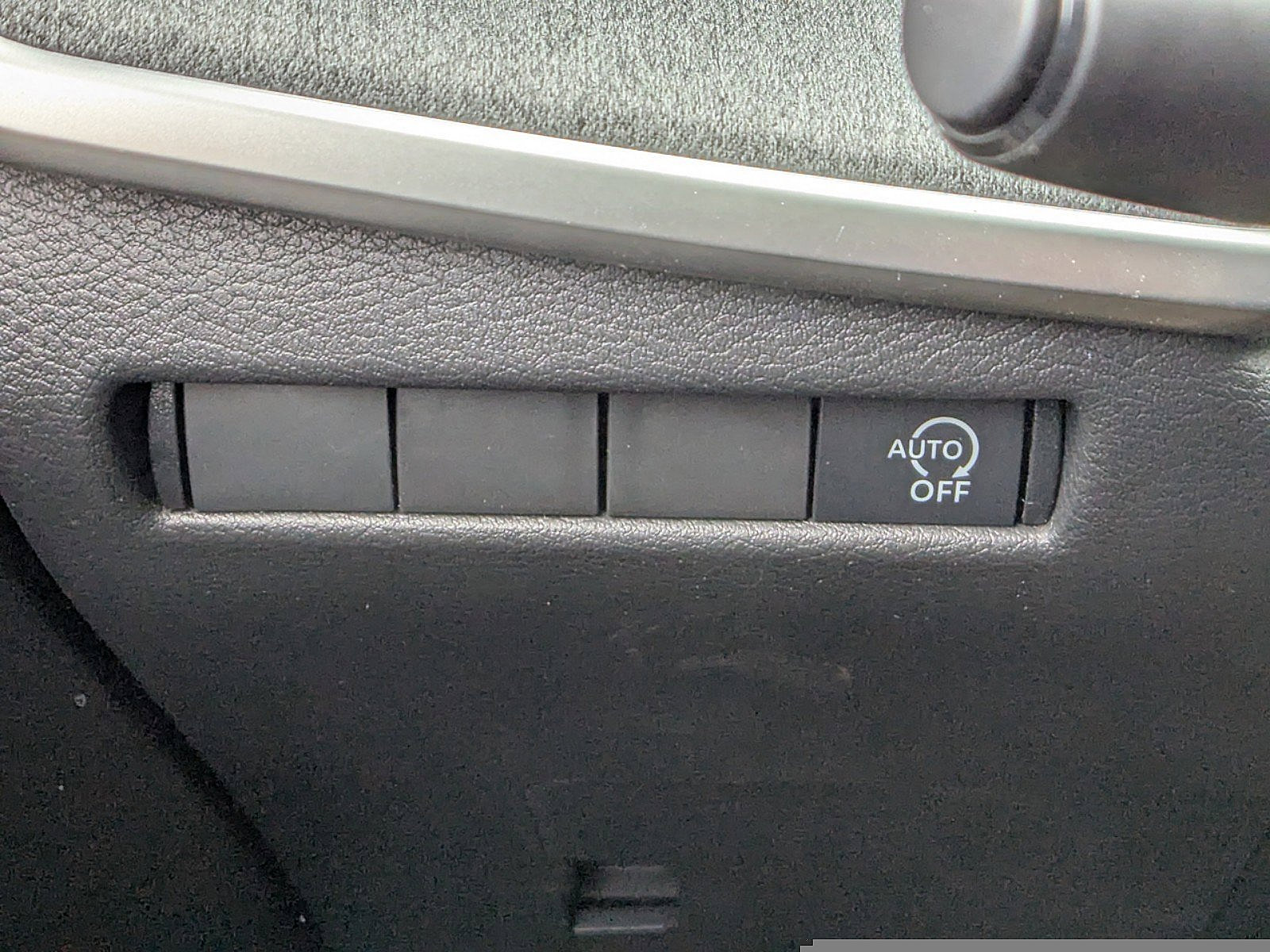 2025 Nissan Kicks SV photo 16