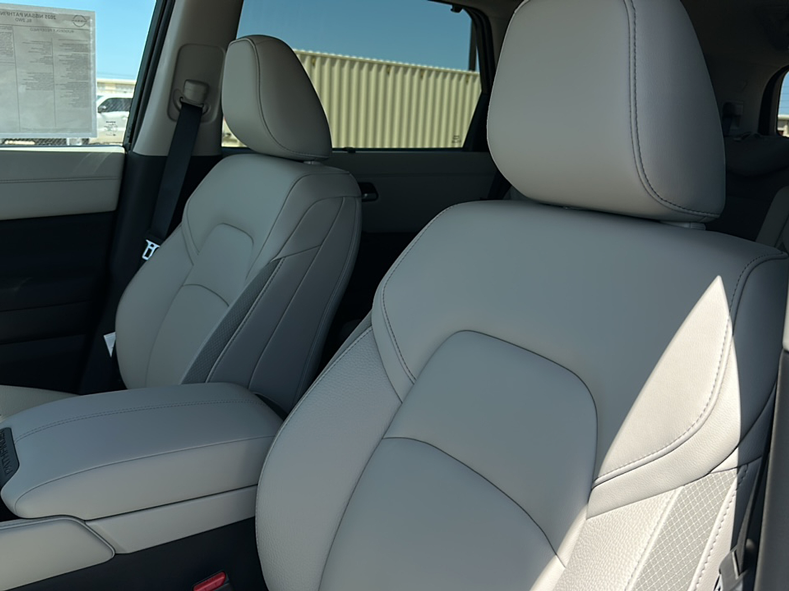 2025 Nissan Pathfinder SL photo 5