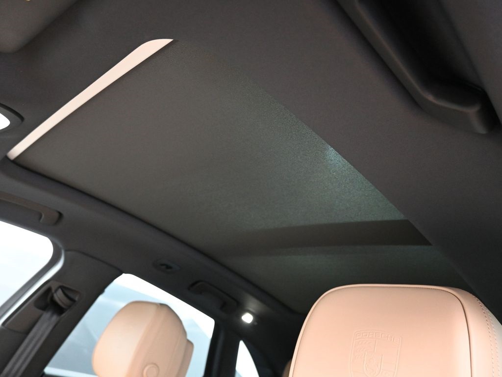 2026 Porsche Macan T photo 19