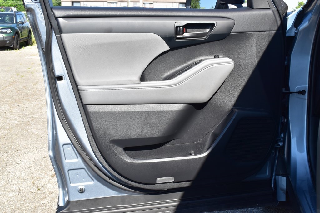 2021 Toyota Highlander Hybrid LE photo 9