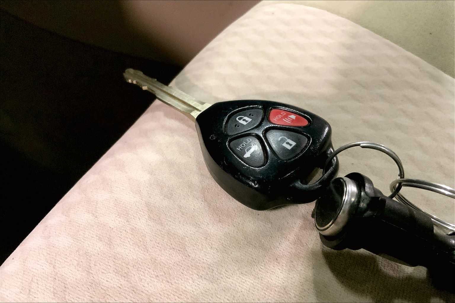 2011 Toyota Camry LE photo 13