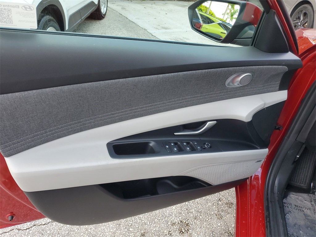 2025 Hyundai Elantra Limited photo 11