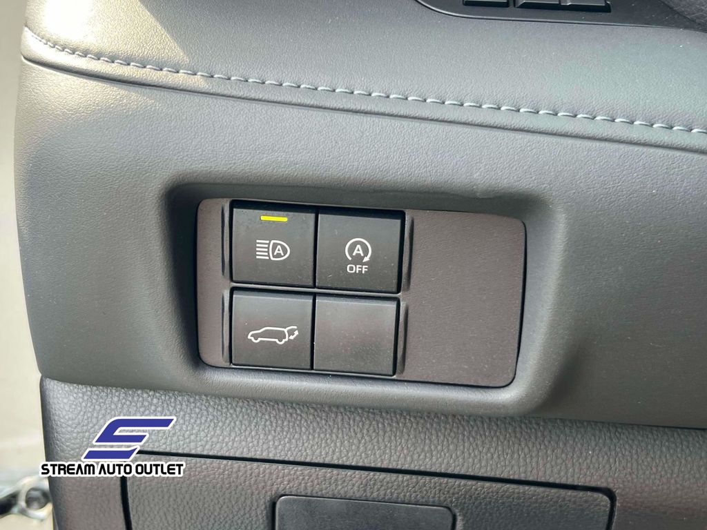 2023 Toyota Highlander LE photo 18