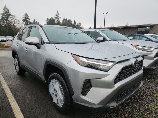 2025 Toyota RAV4 XLE's photo