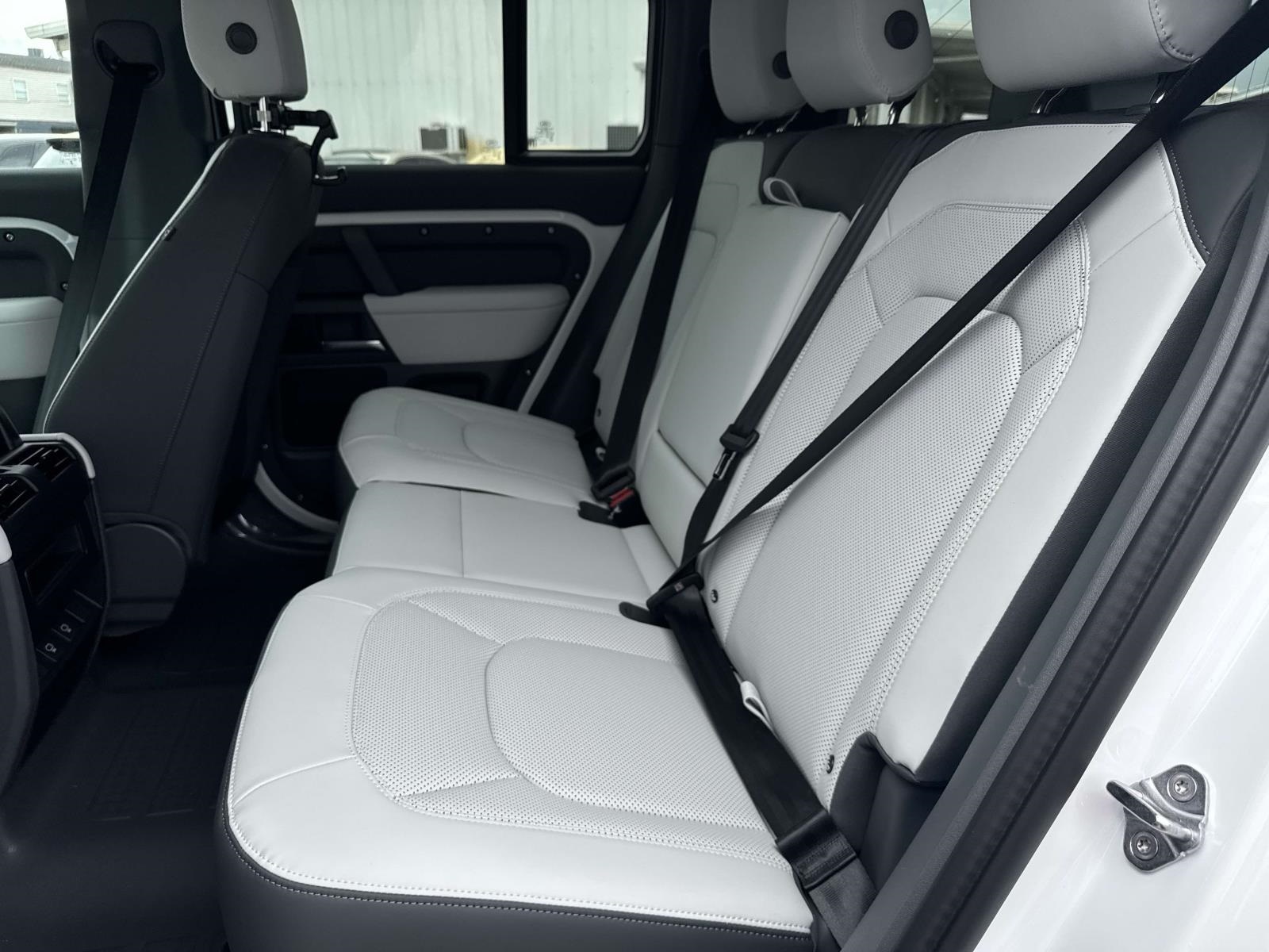 2025 Land Rover Defender 110 S photo 5