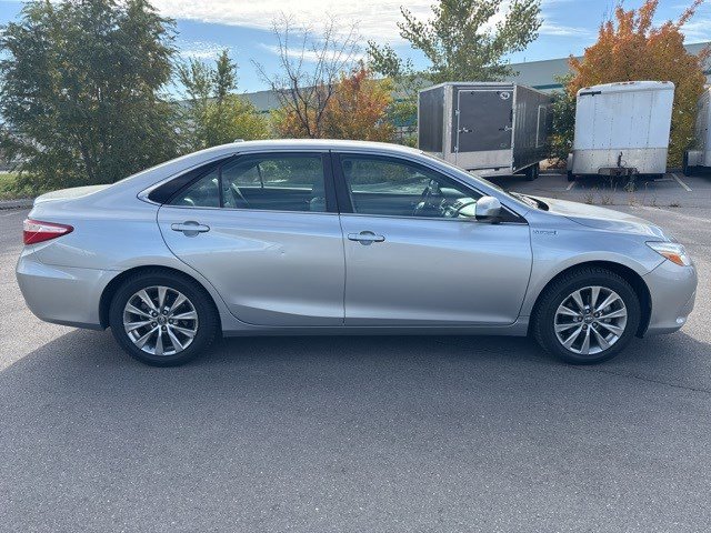 2016 Toyota Camry Hybrid LE photo 2