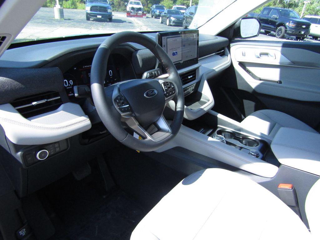 2025 Ford Explorer photo 7