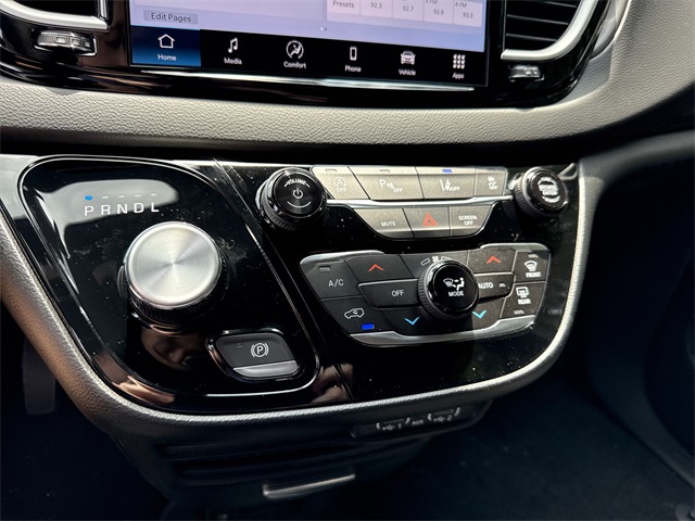2025 Chrysler Voyager LX photo 20