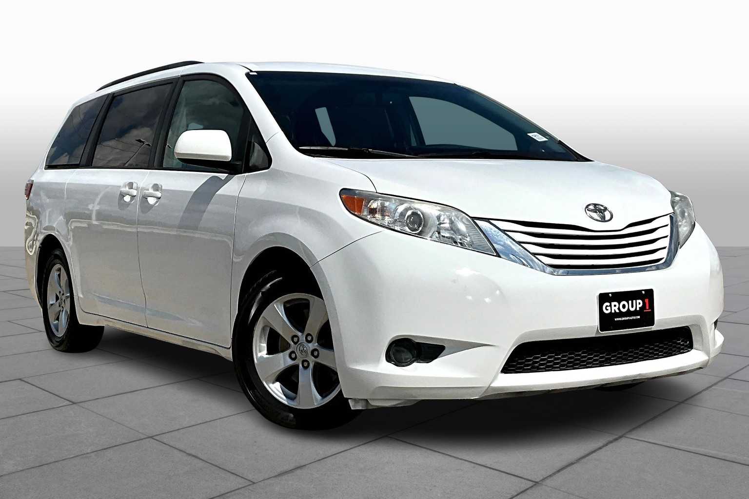 2017 Toyota Sienna LE photo 2