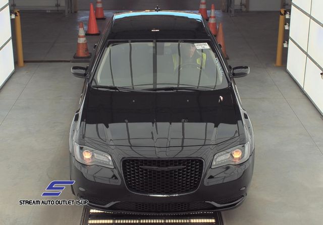 2021 Chrysler 300 Touring photo 2