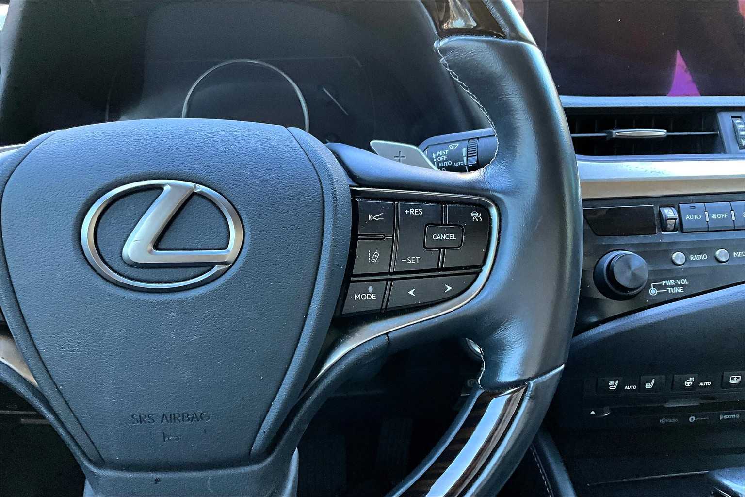 2019 Lexus ES Luxury photo 23