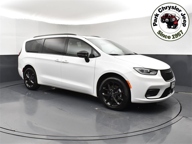 2026 Chrysler Pacifica Limited's photo