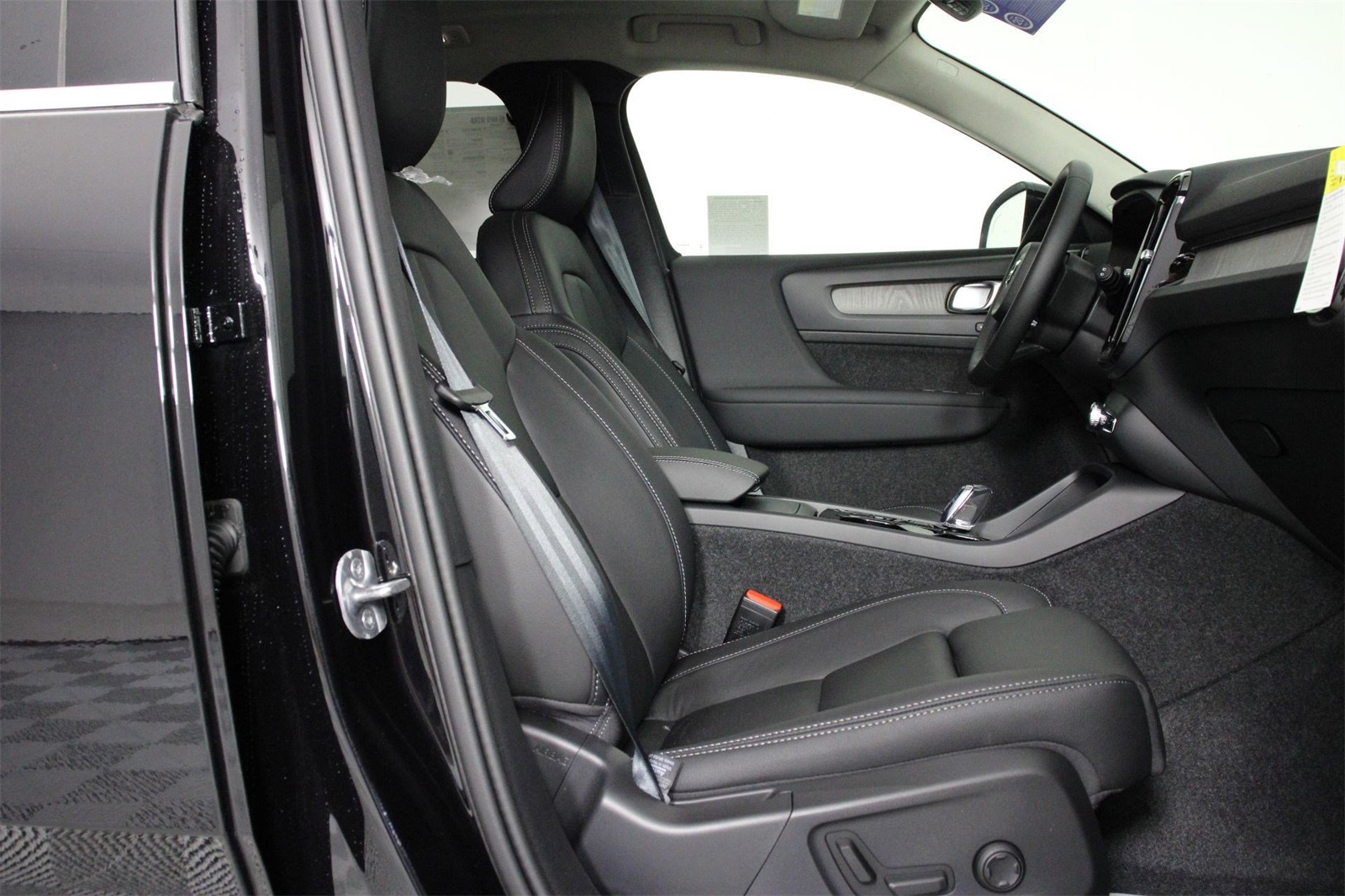 2025 Volvo XC40 photo 9