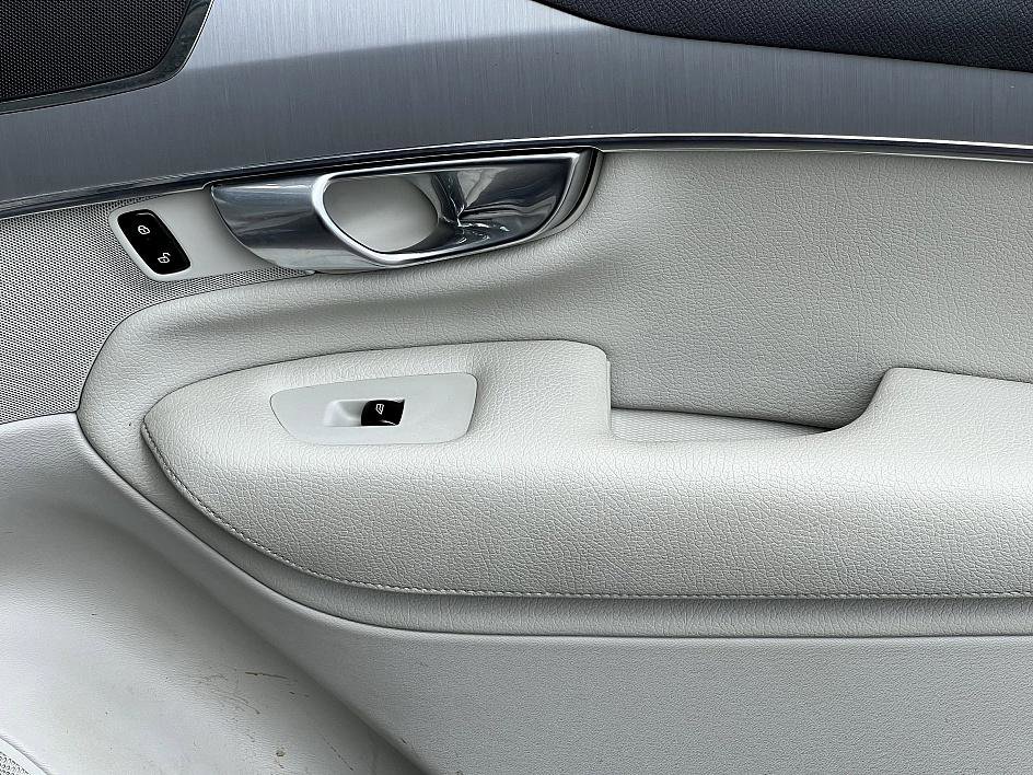 2022 Volvo XC90 Momentum AWD photo 19