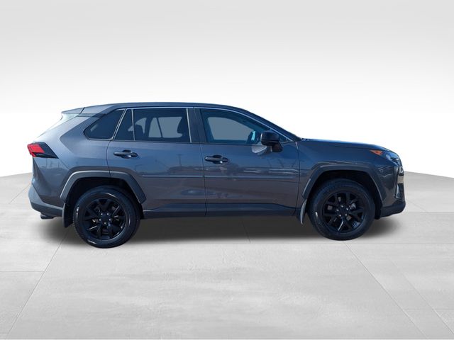 2022 Toyota RAV4 LE photo 4