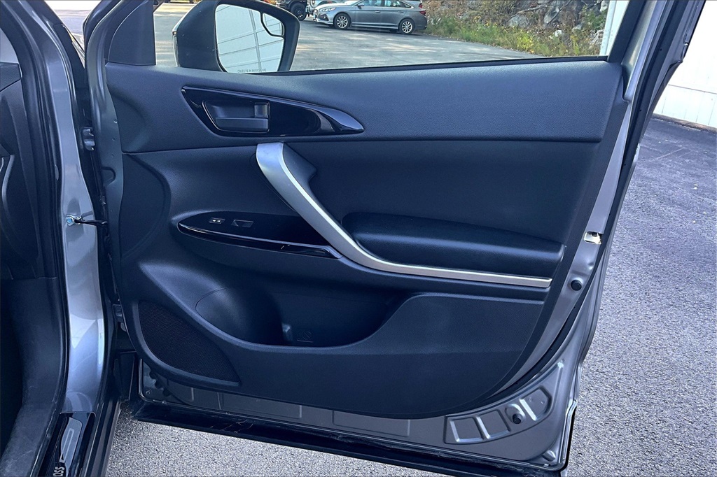 2019 Mitsubishi Eclipse Cross LE photo 12