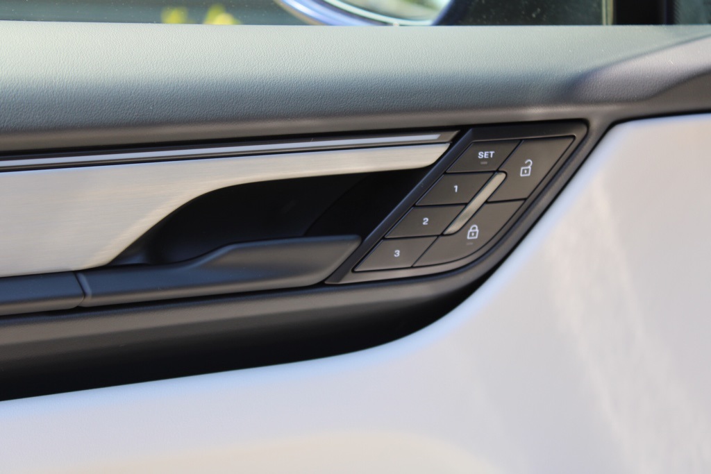 2025 Porsche Macan Electric photo 18