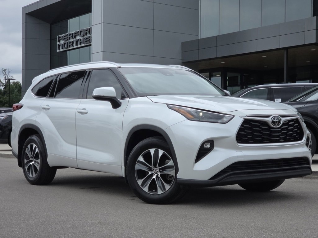 2022 Toyota Highlander XLE photo 2