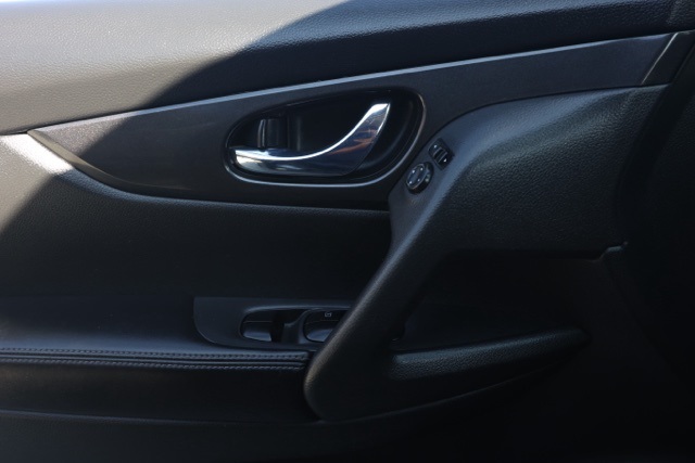 2018 Nissan Rogue SV photo 22