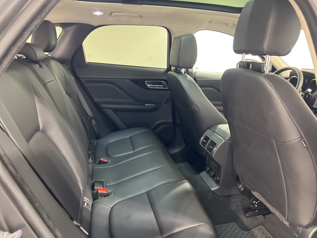 2019 Jaguar F-PACE Premium photo 25
