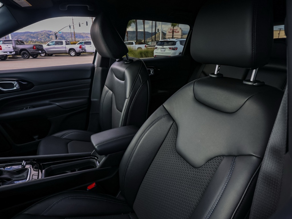 New 2026 Silver Zynith Metallic Clear-Coat Exterior Paint Jeep Latitude image 14