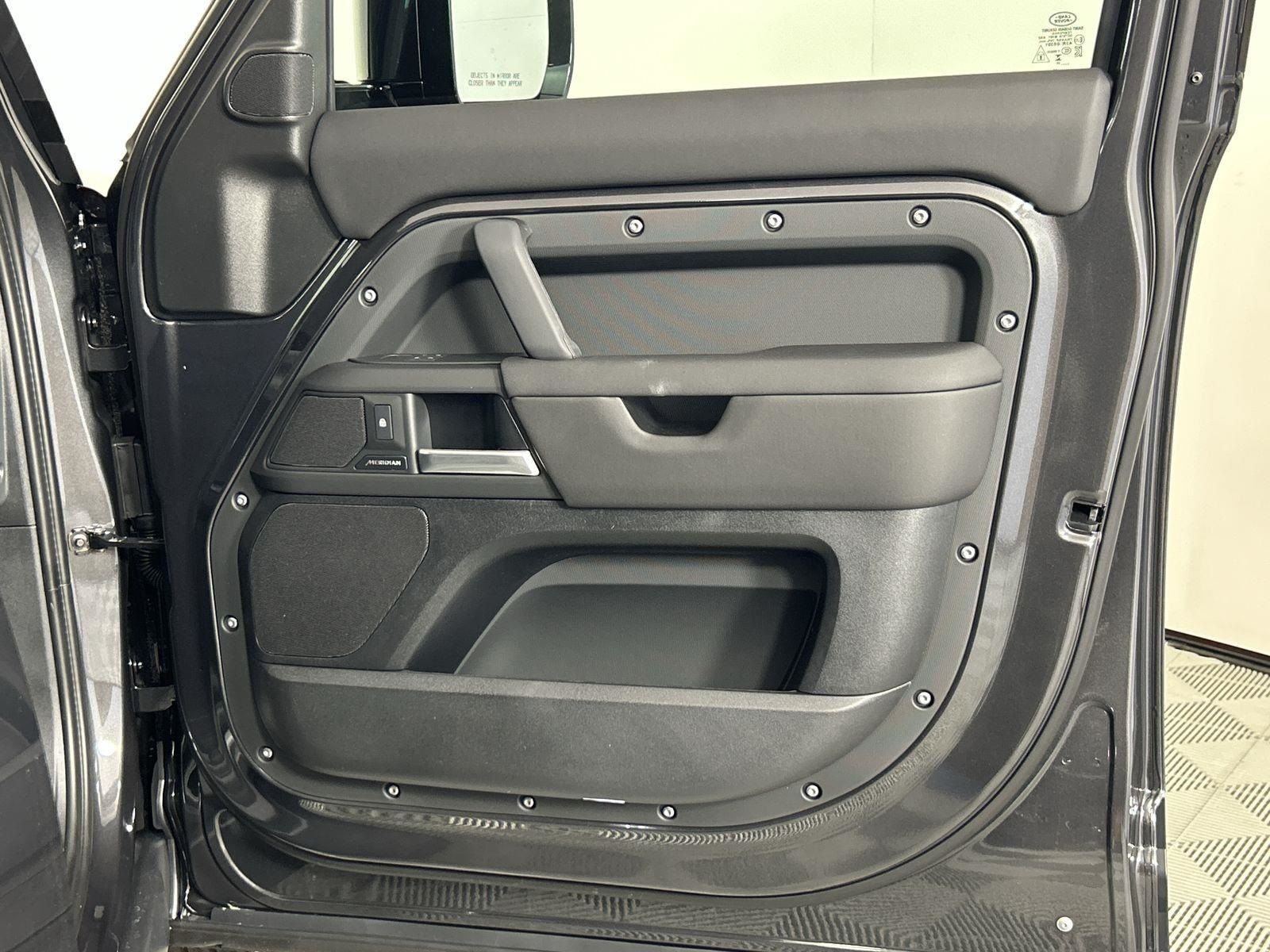 2025 Land Rover Defender 110 S photo 30