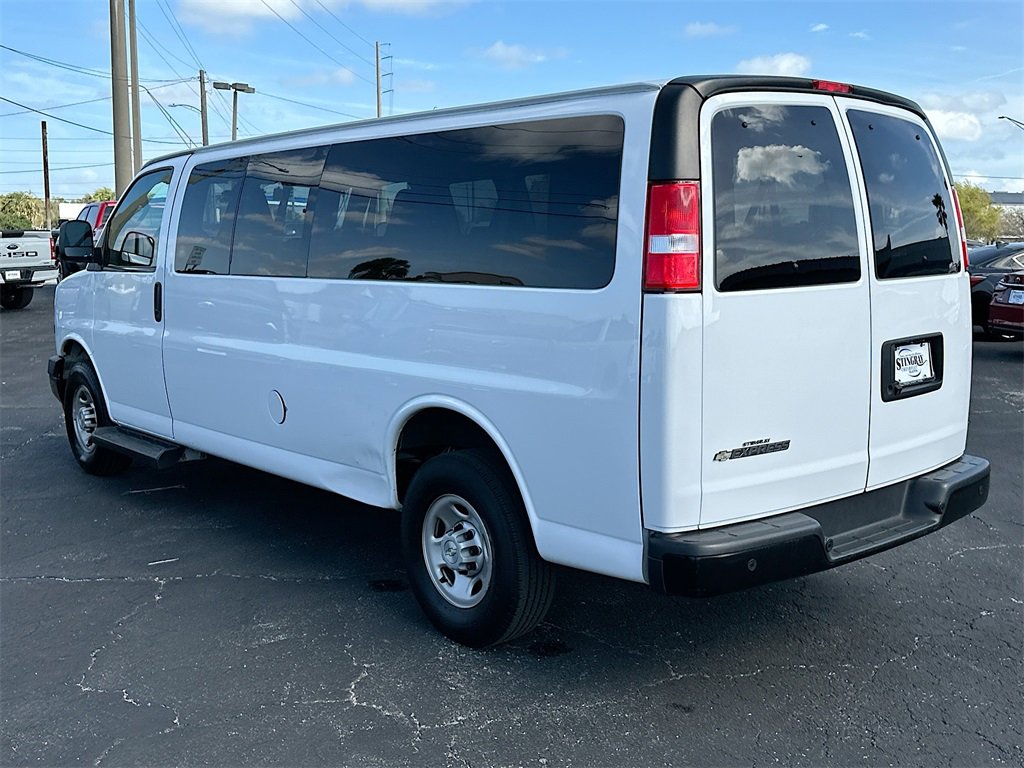 2022 Chevrolet Express Passenger 3500 photo 5