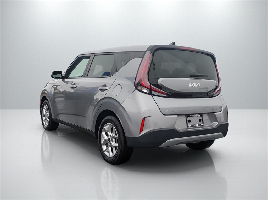 2024 Kia Soul LX photo 2