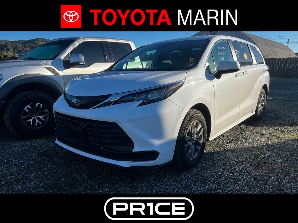 2024 Toyota Sienna LE's photo