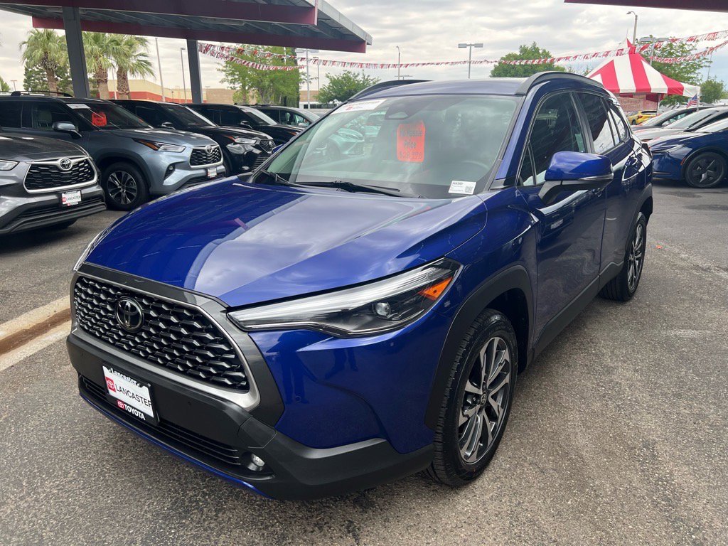 2023 Toyota Corolla Cross XLE photo 3