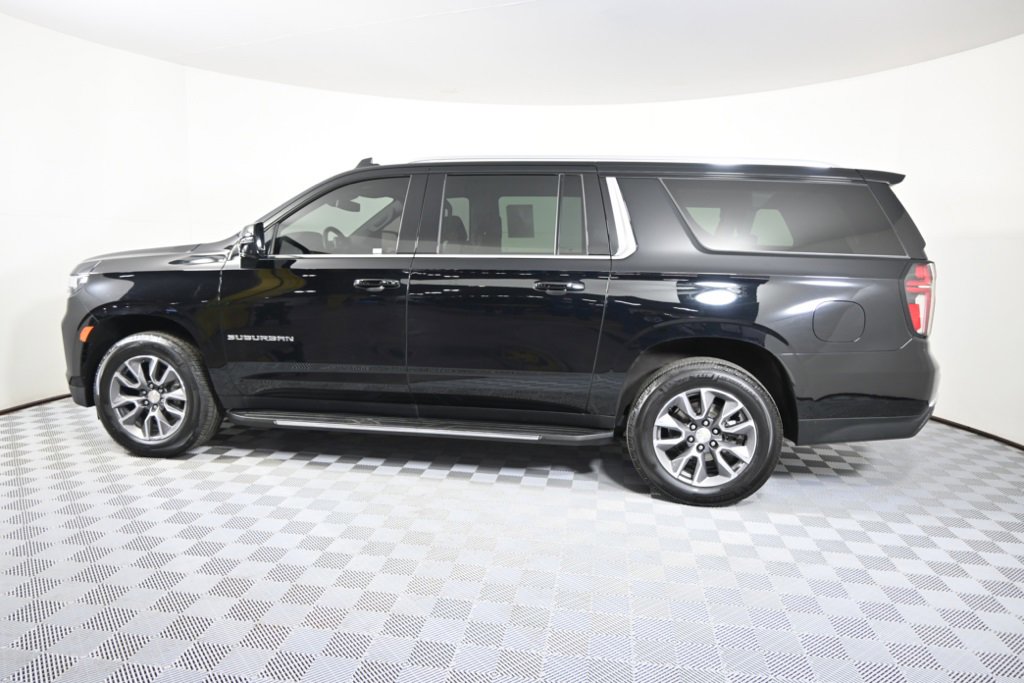 2023 Chevrolet Suburban LT photo 3