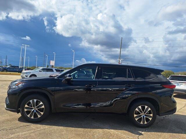 2022 Toyota Highlander XLE photo 2