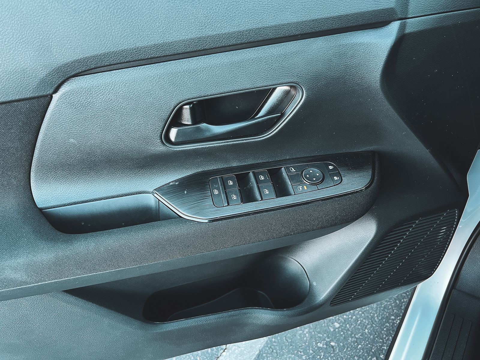 2025 Nissan Kicks S photo 13
