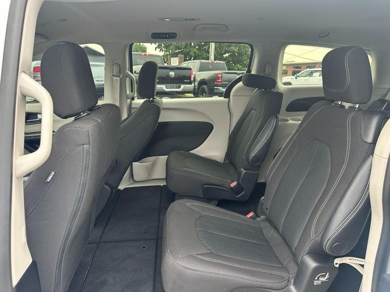2022 Chrysler Voyager LX photo 8