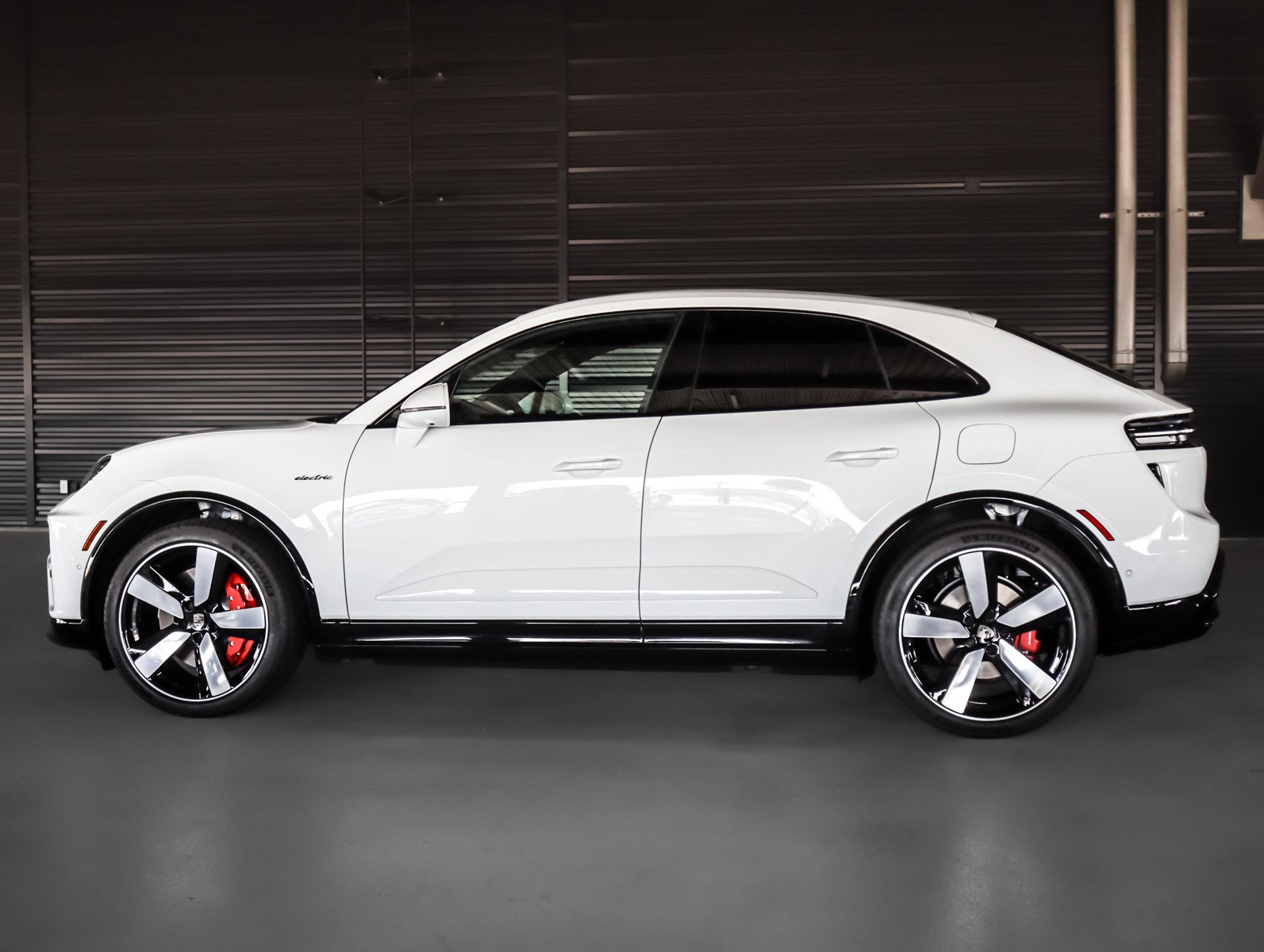 2025 Porsche Macan Electric Turbo photo 2