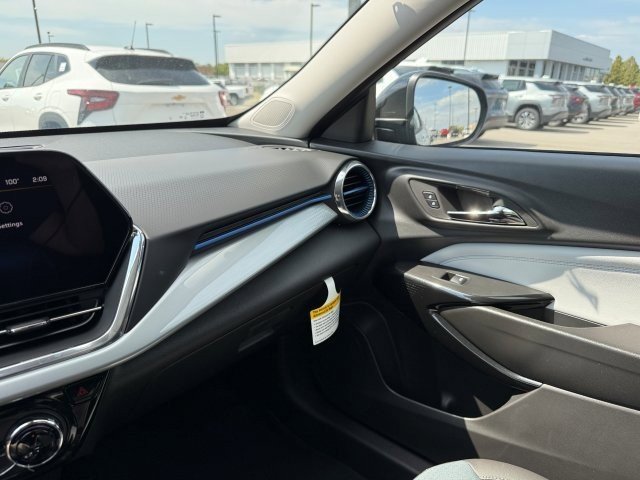 2025 Chevrolet Trax LT photo 16