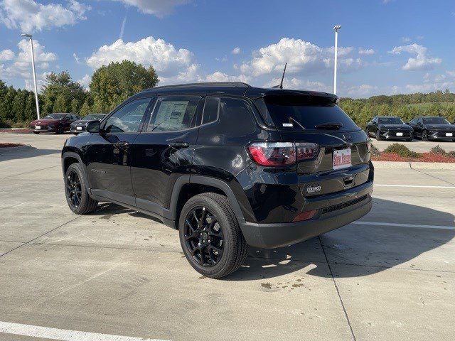 2026 Jeep Compass Latitude Altitude Special Edition photo 3