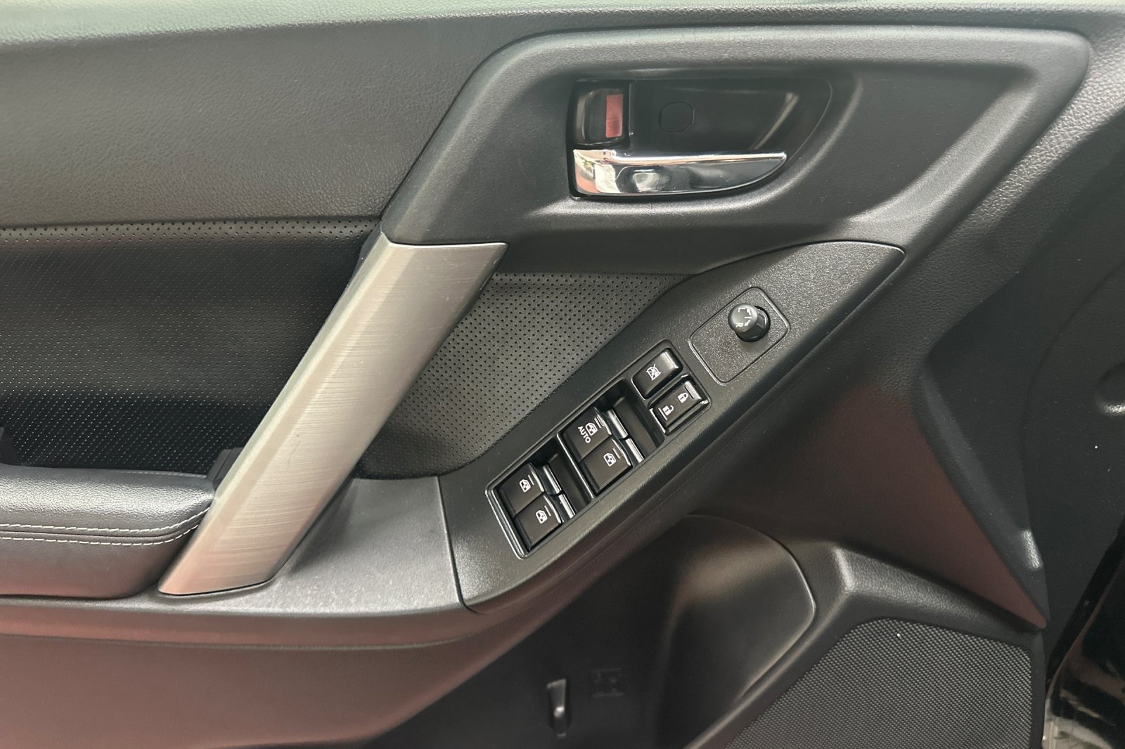 2015 Subaru Forester 2.0XT Premium photo 11