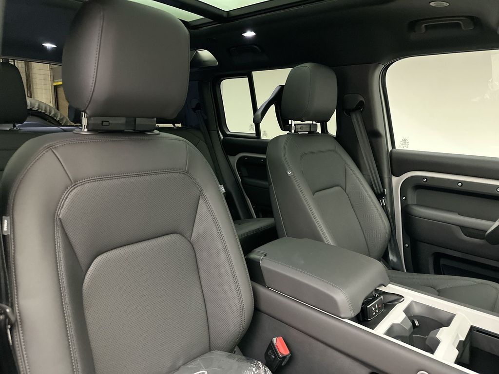 2026 Land Rover Defender 110 photo 4