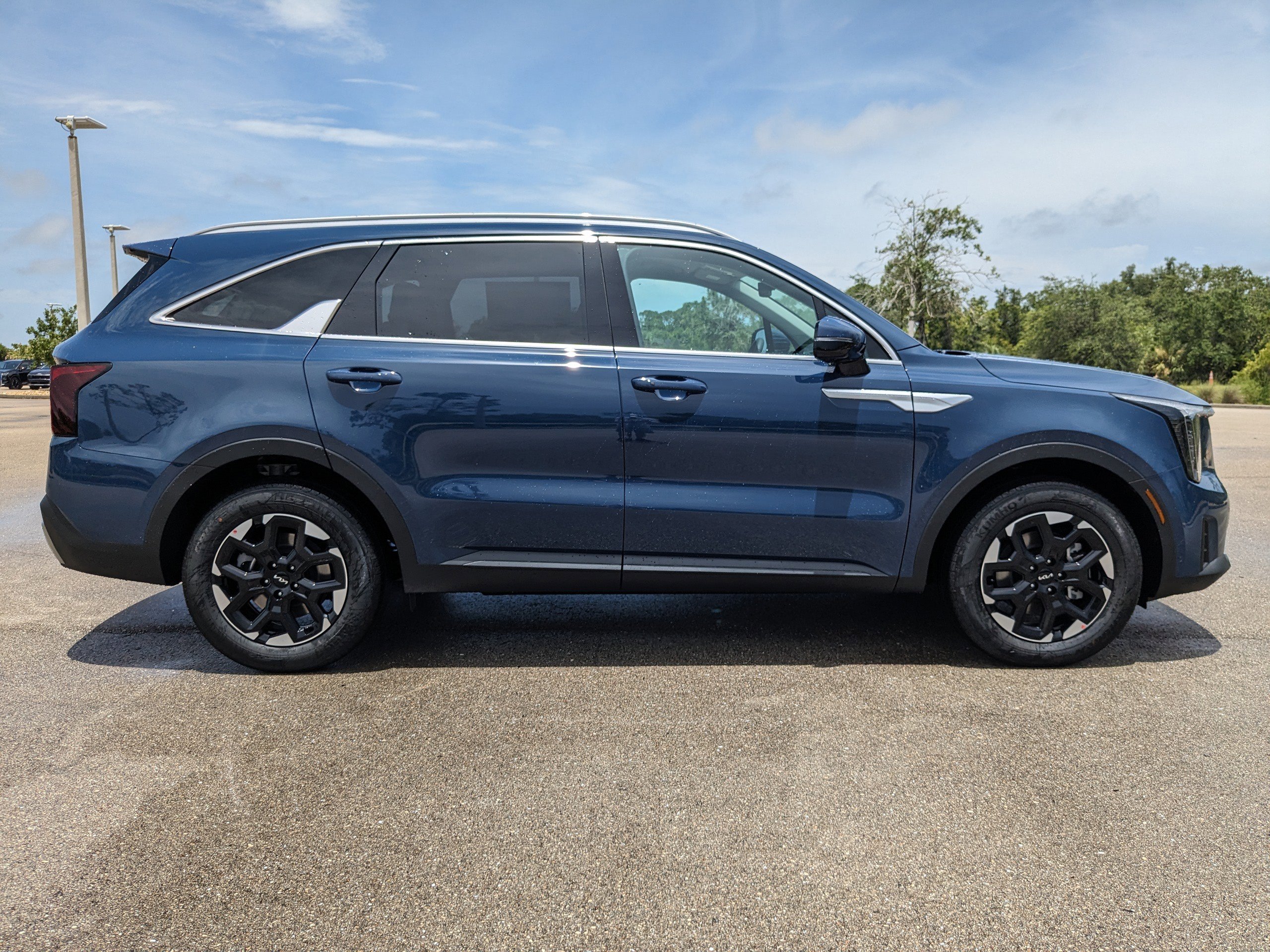 2025 Kia Sorento S photo 4