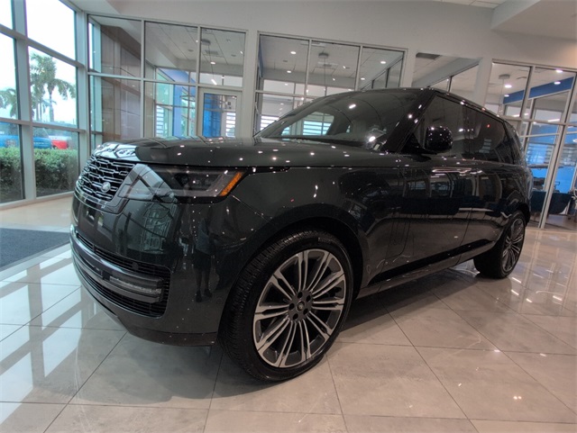 2025 Land Rover Range Rover SE photo 4