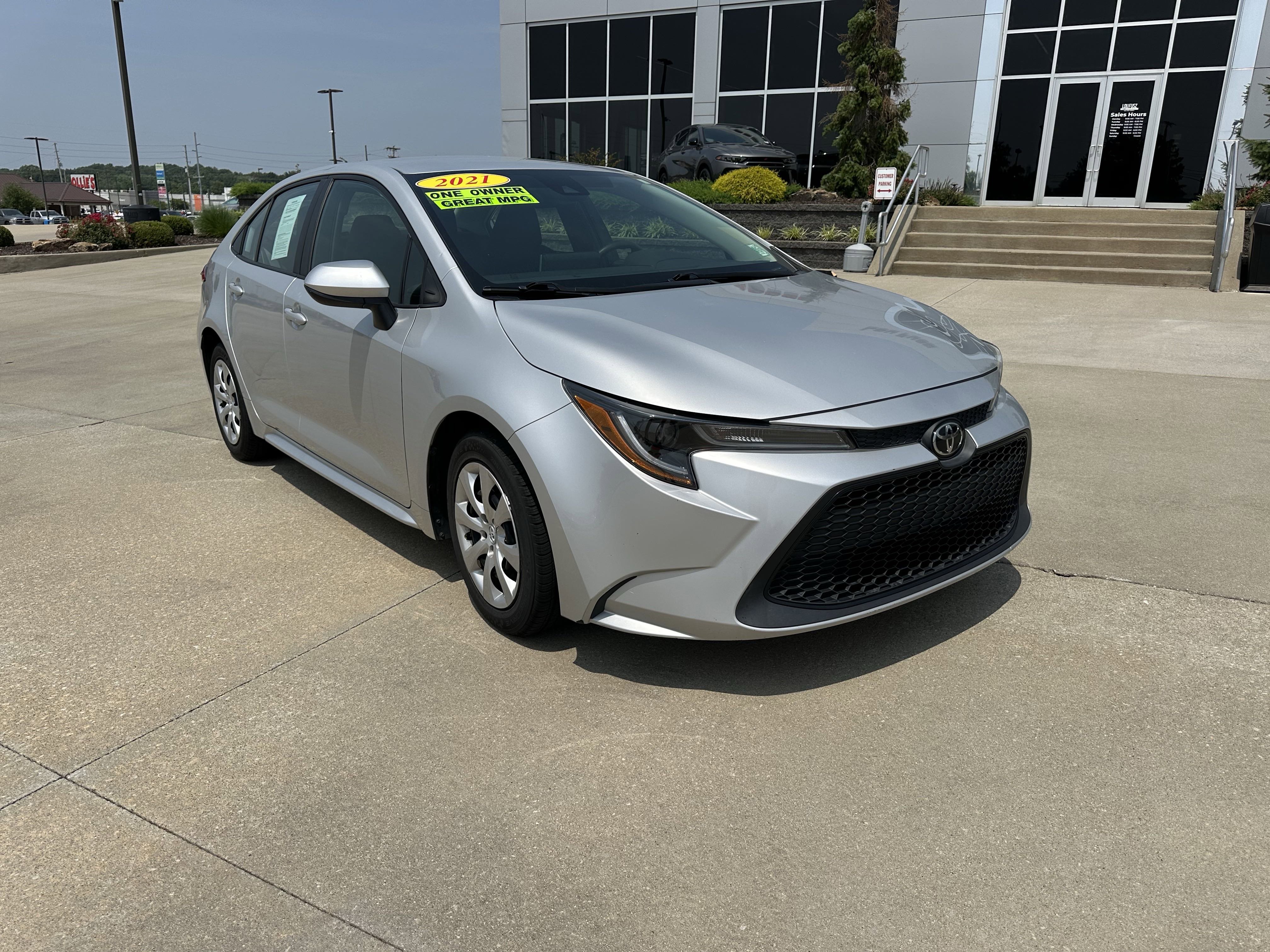 Used 2021 Toyota Corolla LE with VIN 5YFEPMAE1MP181866 for sale in Vincennes, IN