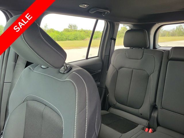 2025 Jeep Grand Cherokee Laredo photo 12