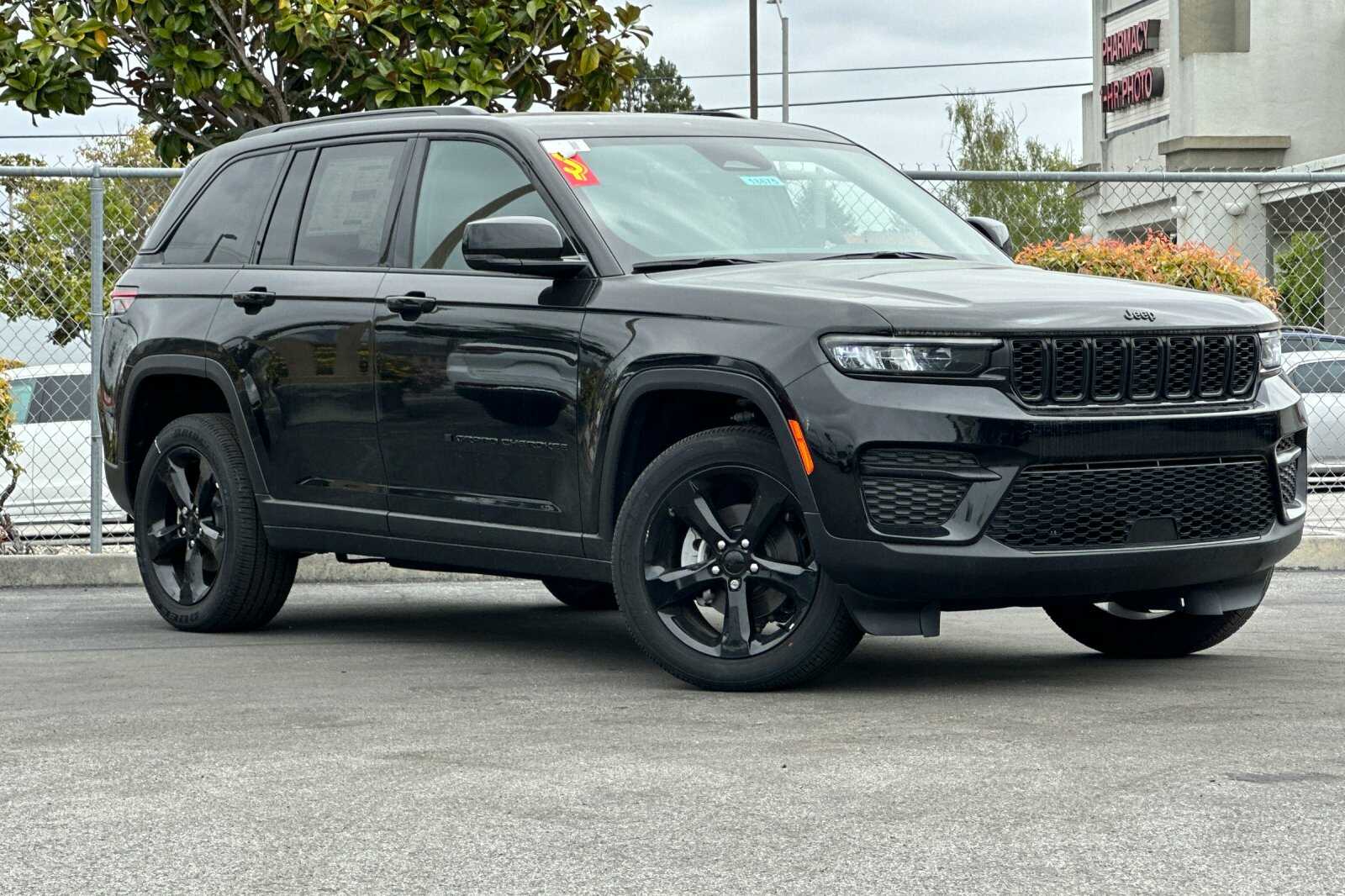 2024 Jeep Grand Cherokee Altitude photo 2