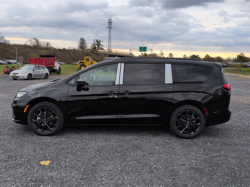 2026 Chrysler Pacifica photo 4