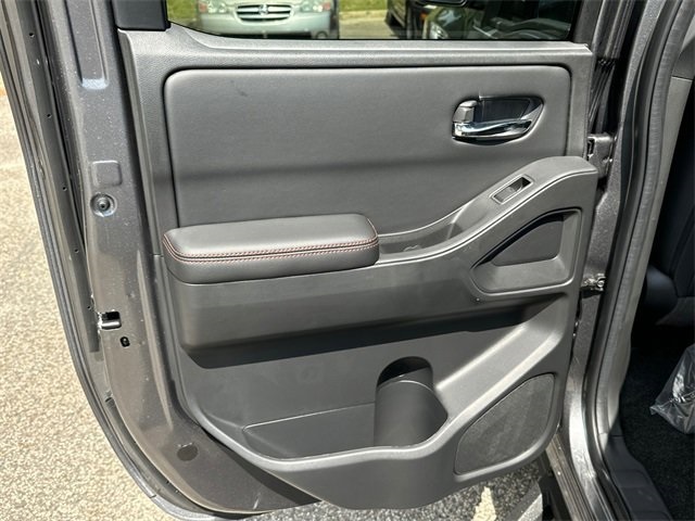2025 Nissan Frontier PRO-4X photo 11