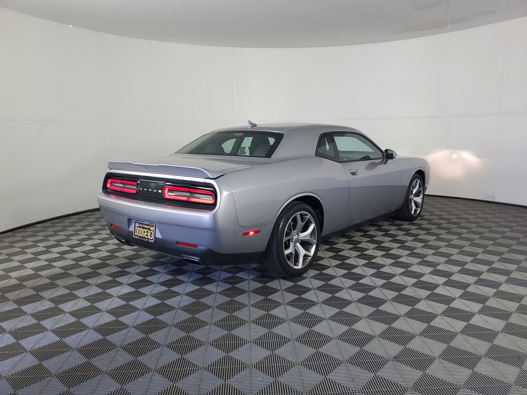2016 Dodge Challenger SXT Plus photo 4