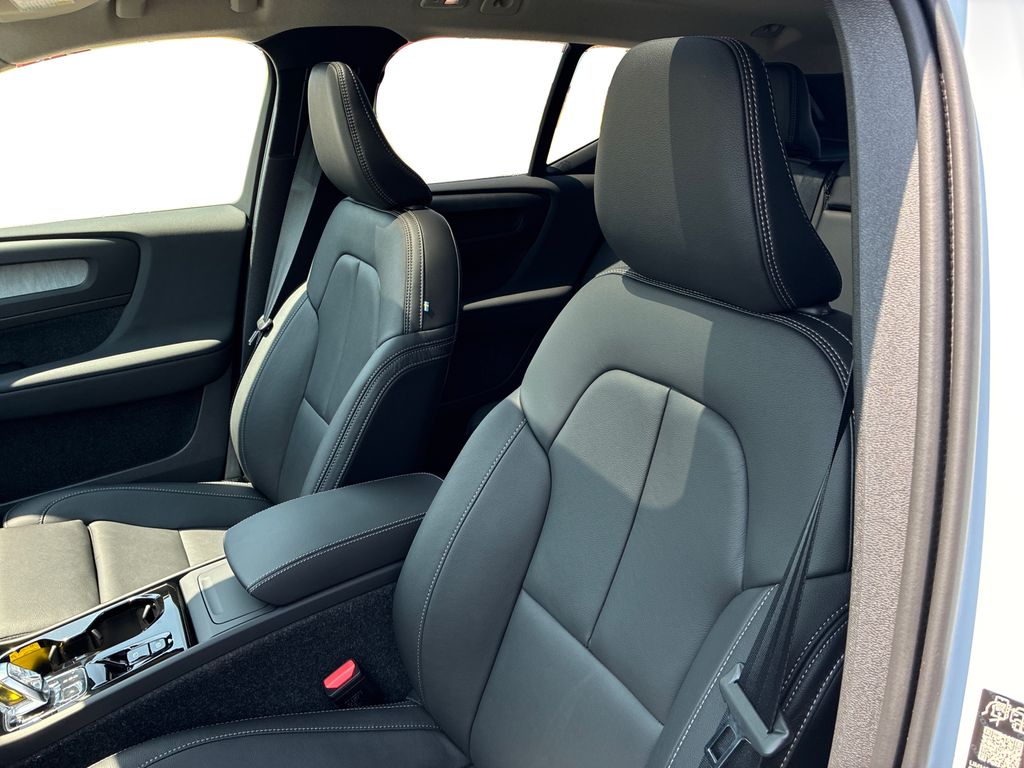 2026 Volvo XC40 AWD Plus photo 16
