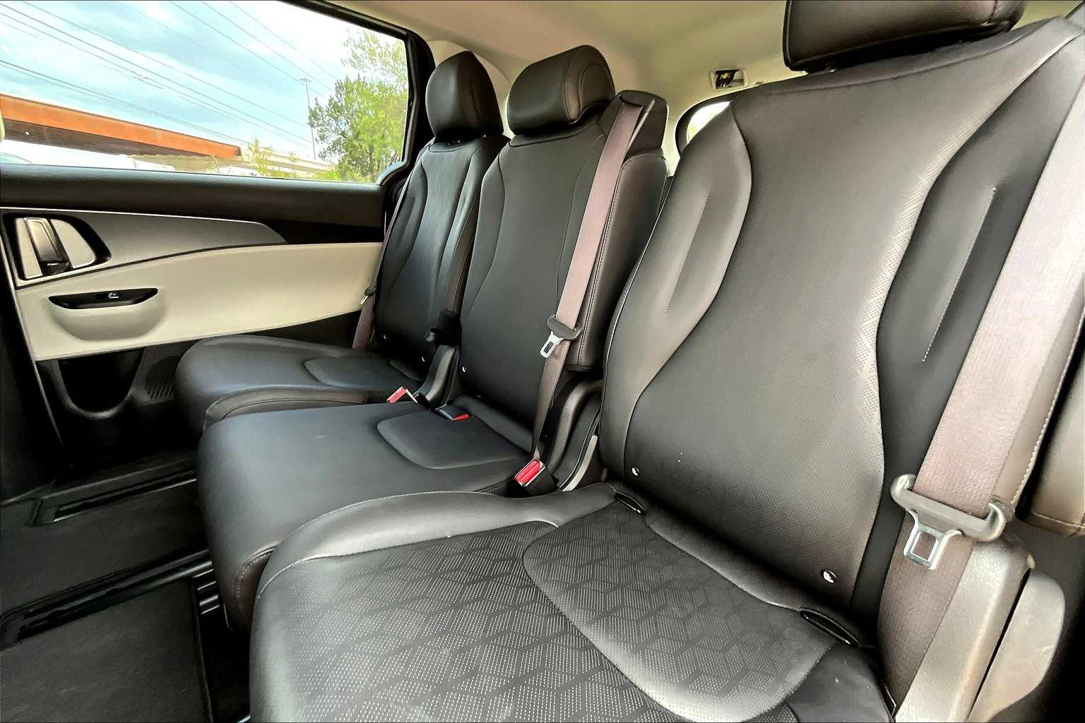 2023 Kia Carnival LX photo 17